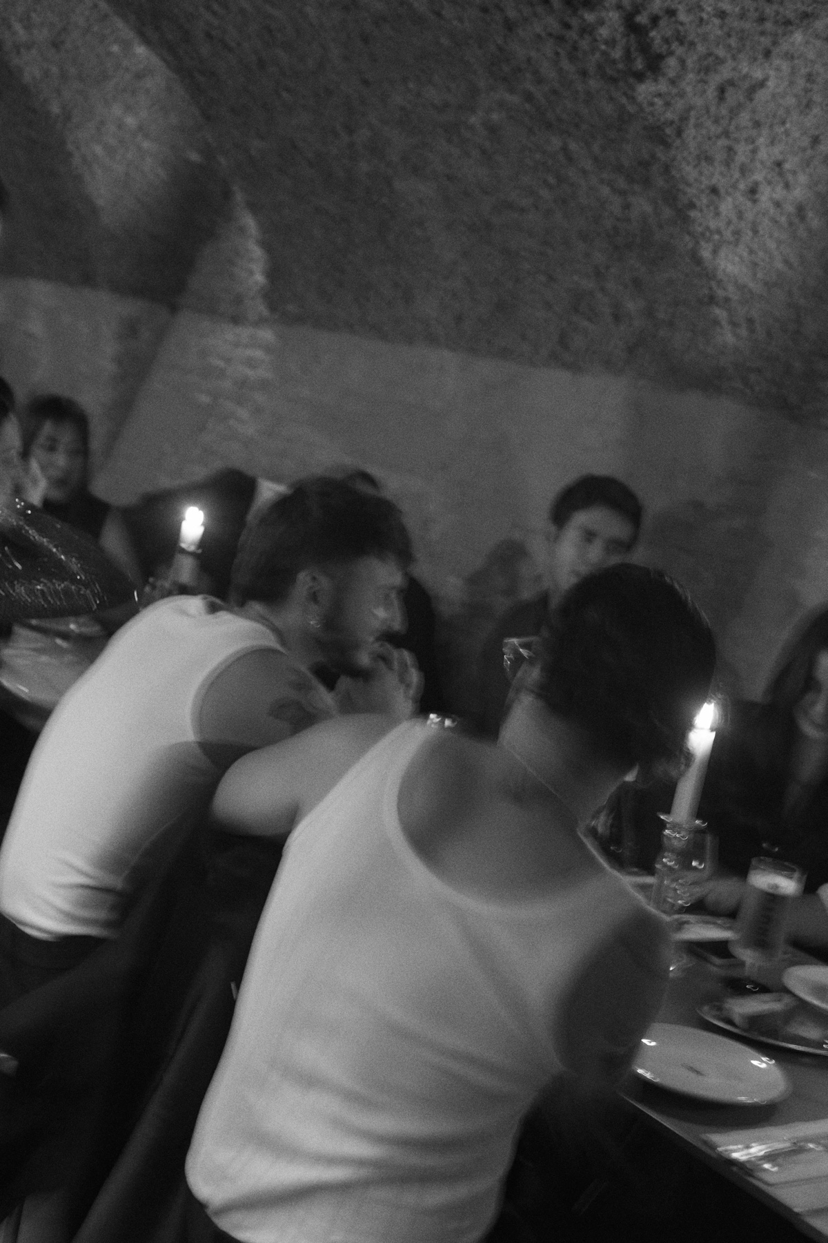 Cena en grupo a la luz de las velas