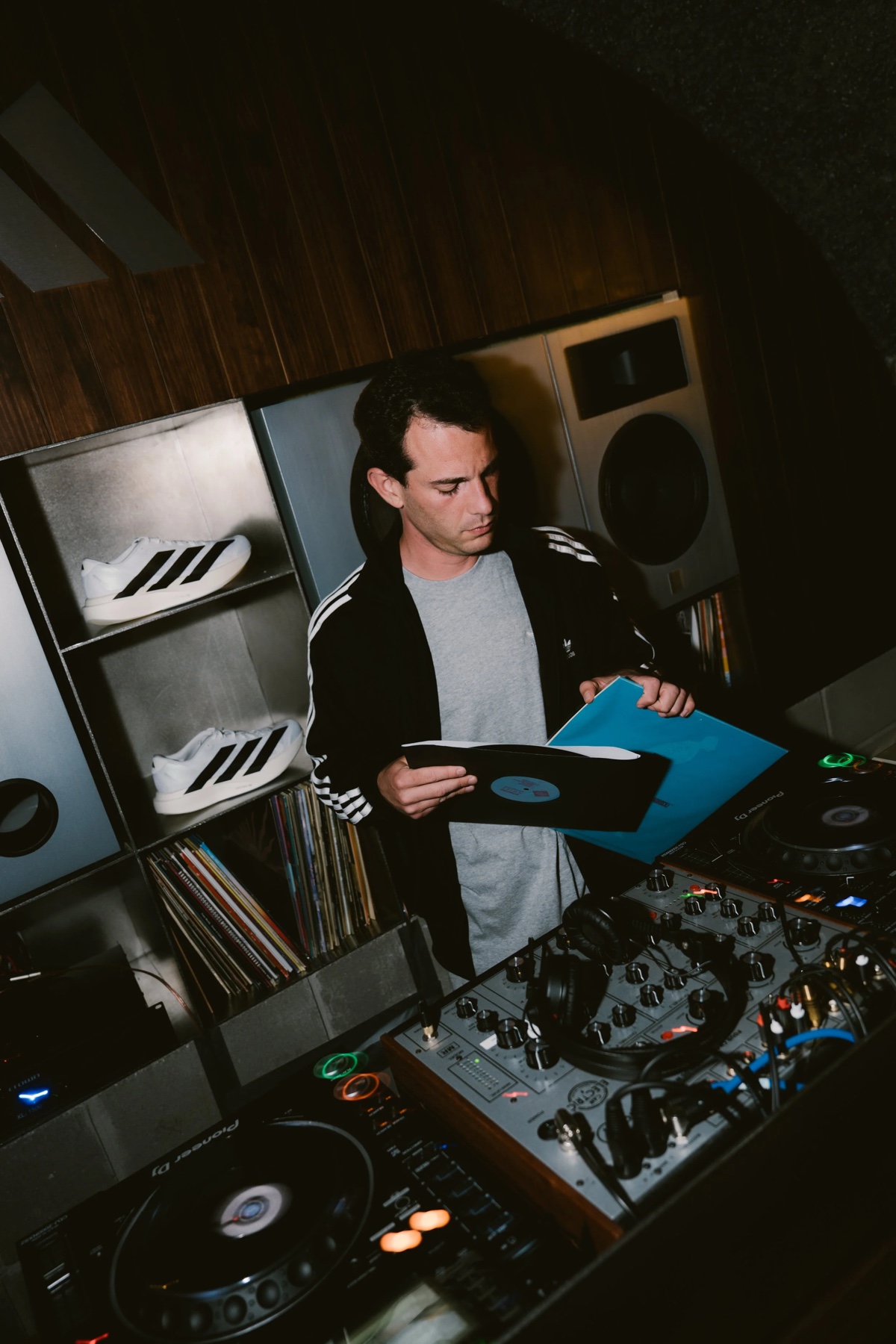 DJ seleccionando vinilos durante un evento