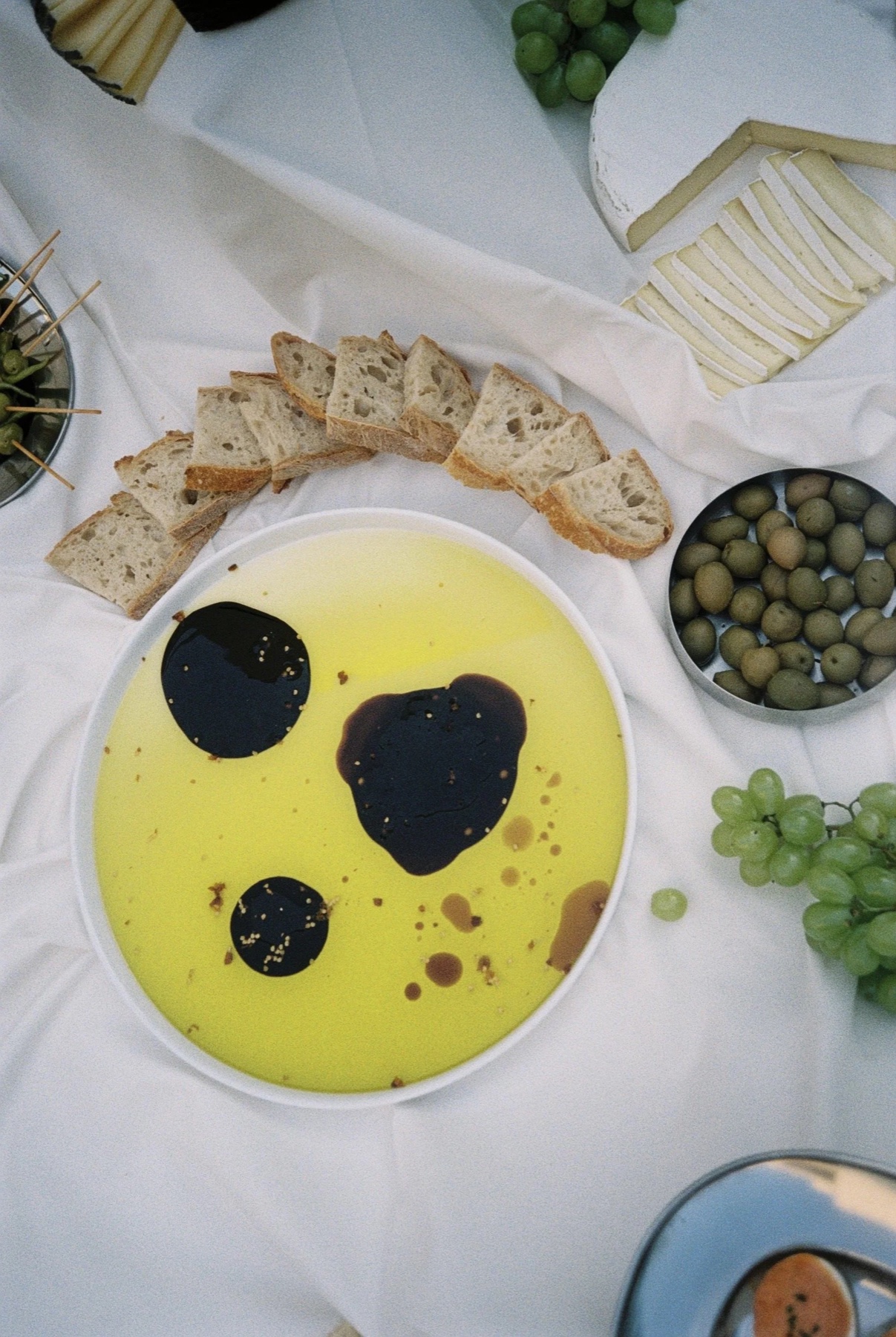 Pan, aceitunas y aceite de oliva para compartir