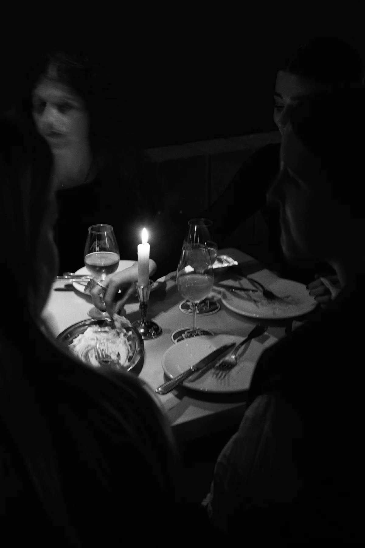 Mesa compartida durante una cena