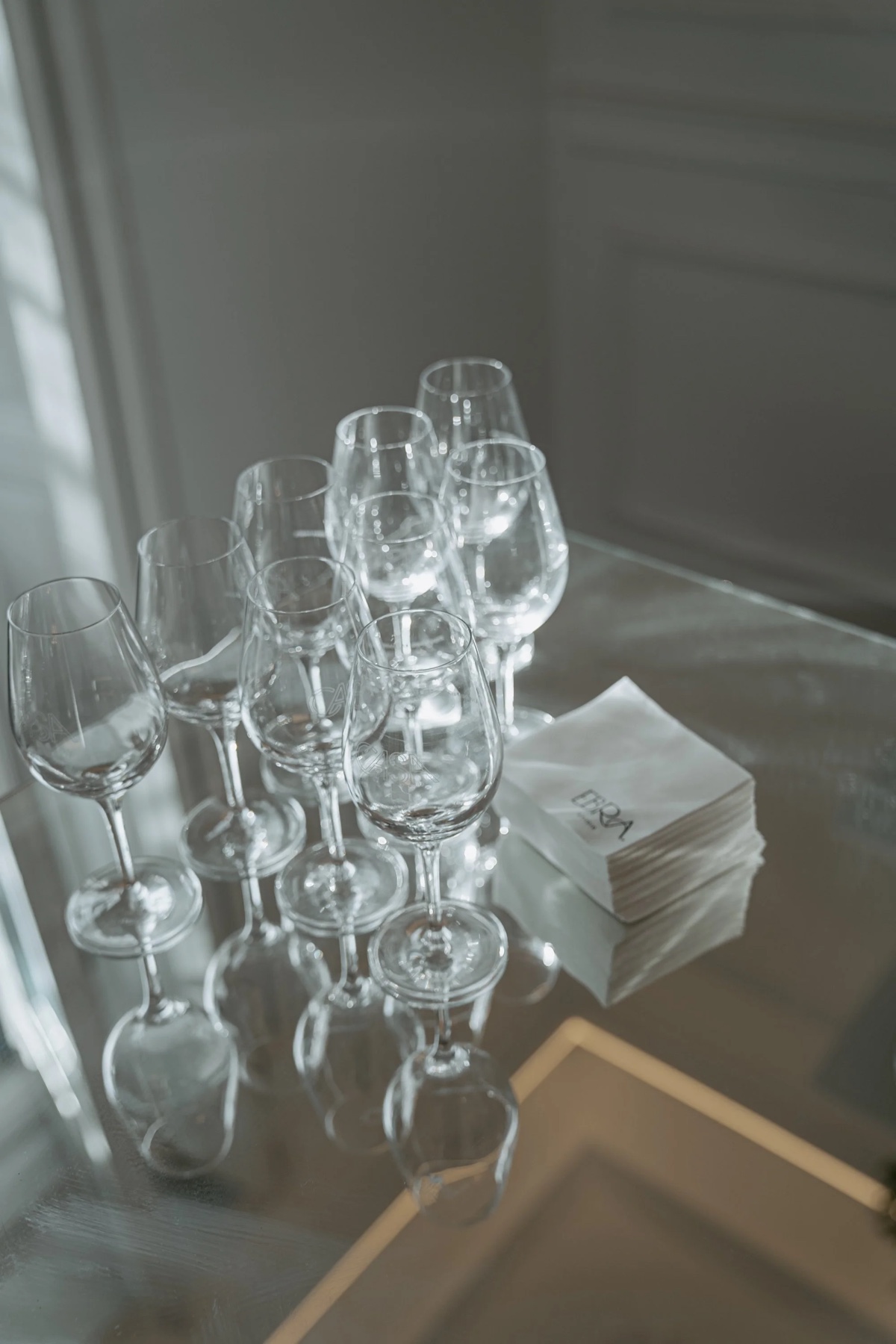 Copas dispuestas para recibir a los invitados
